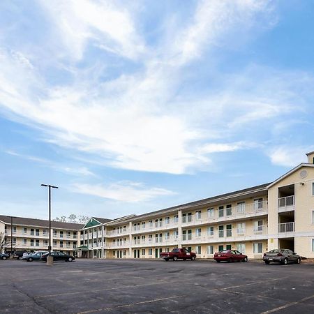 Hometowne Studios By Red Roof Kansas City - Worlds Of Fun Bagian luar foto